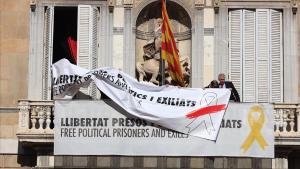 El momento en que era sustituida la pancarta en la fachada de la Generalitat.