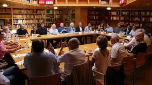 Los miembros del Patronato del Lliure en la reunión de celebrada en la biblioteca del teatro.