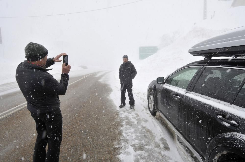 Temporal de nieve, este martes, en el puerto de Pajares