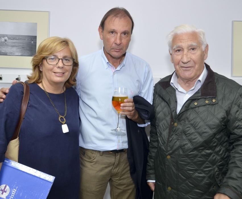 Arsenio, Beci, Manolete, Vicente, Manjarin, Manuel Pablo, Mosquera, Tino y Lendoiro, que por primera vez desde su salida volvió al estadio, entre los asistentes de 110% BLANQUIAZUL.