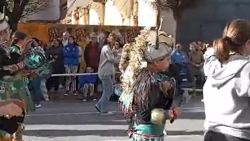 VÍDEO | Comienza en Badajoz el desfile de comparsas infantiles