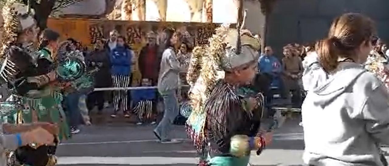 VÍDEO | Comienza en Badajoz el desfile de comparsas infantiles