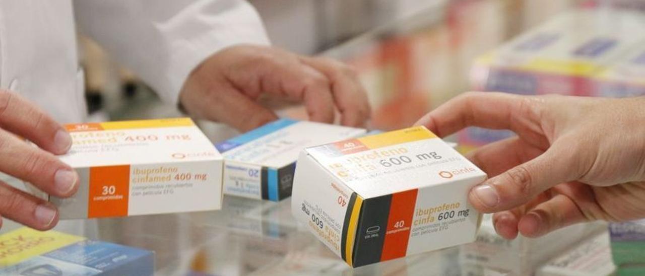 Venta de medicamentos en una oficina de farmacia.