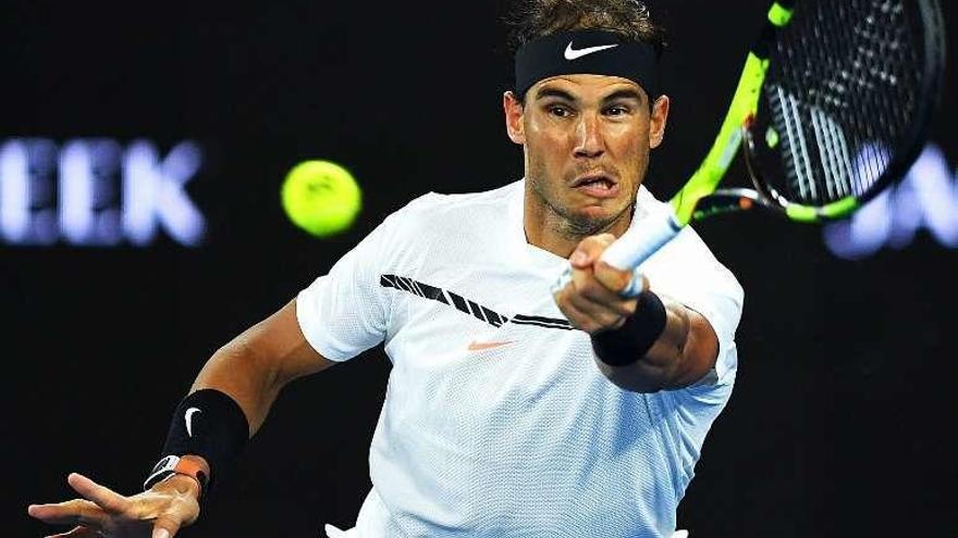 Nadal golpea la bola durante la final del Open de Australia. // Efe