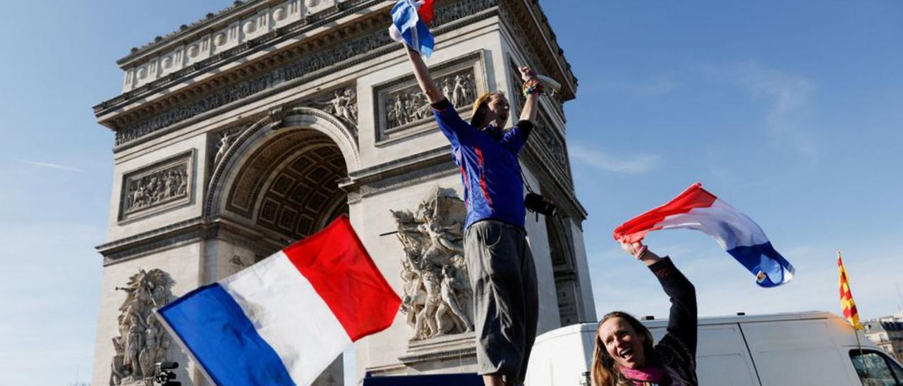 Manifestació a París al febrer contra les mesures anticovid