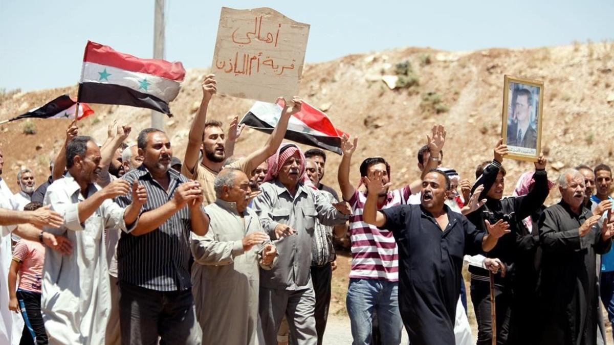 zentauroepp44238638 people chant slogans as they hold syrian flags in umm al may180712164941