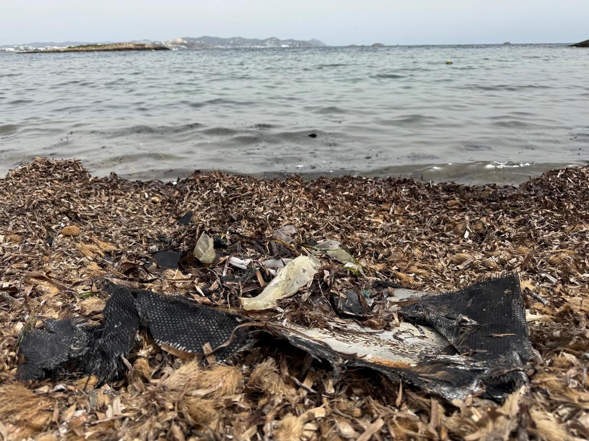 Galería: restos del yate incendiado en Ibiza
