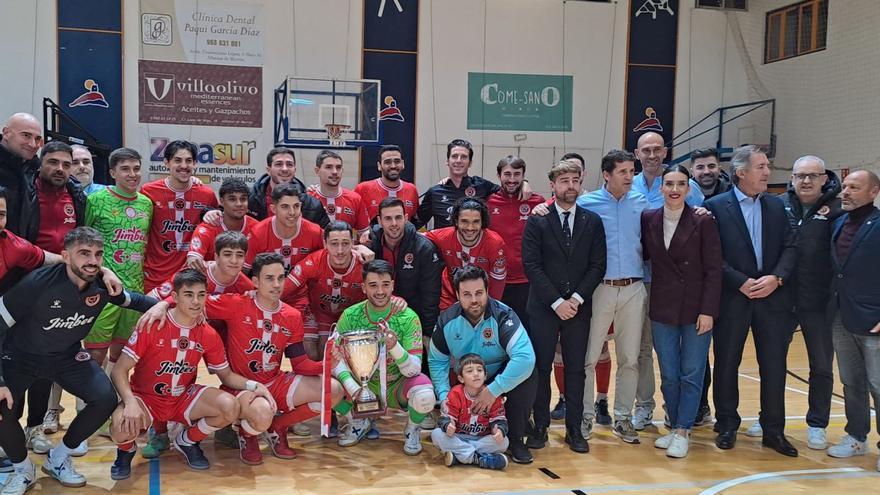 La plantilla del Jimbee Cartagena, ayer en Alhama, tras conquistar su tercera Copa Presidente consecutiva.  | FFRM