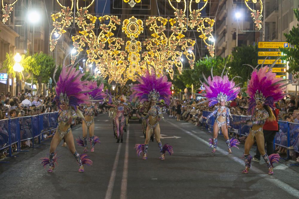 El desfile folclórico internacional de las Hogueras de Alicante llena de color las calles de la ciudad