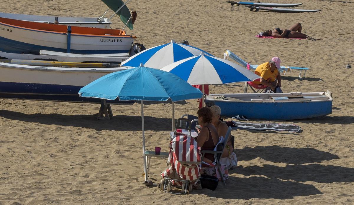 Dos mujeres en la playa de Las Canteras.