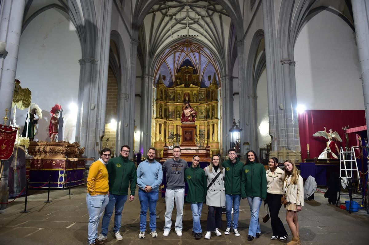 Una representación de jóvenes de las cofradías de Plasencia.