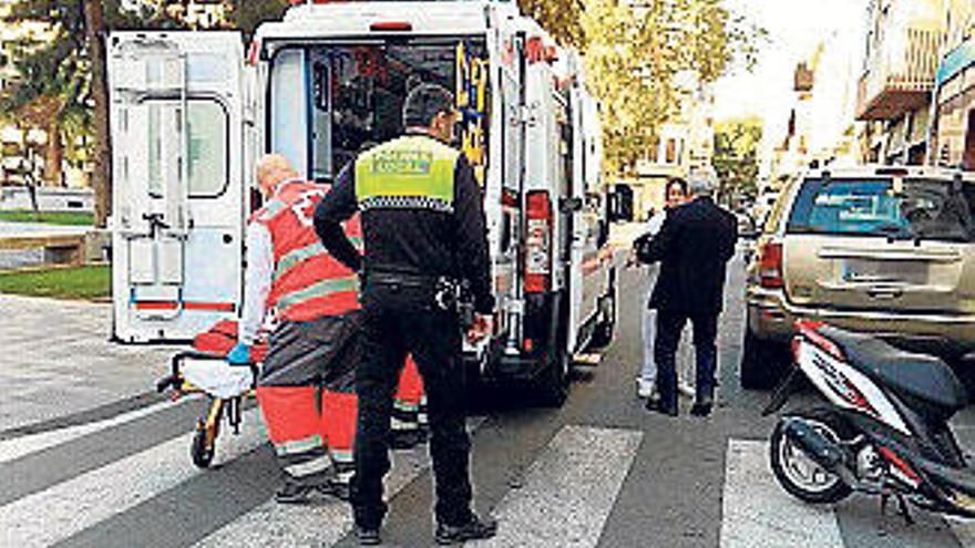 Un vehículo arrolla a un ciclomotor en la calle Joaquín Coronel de Elda