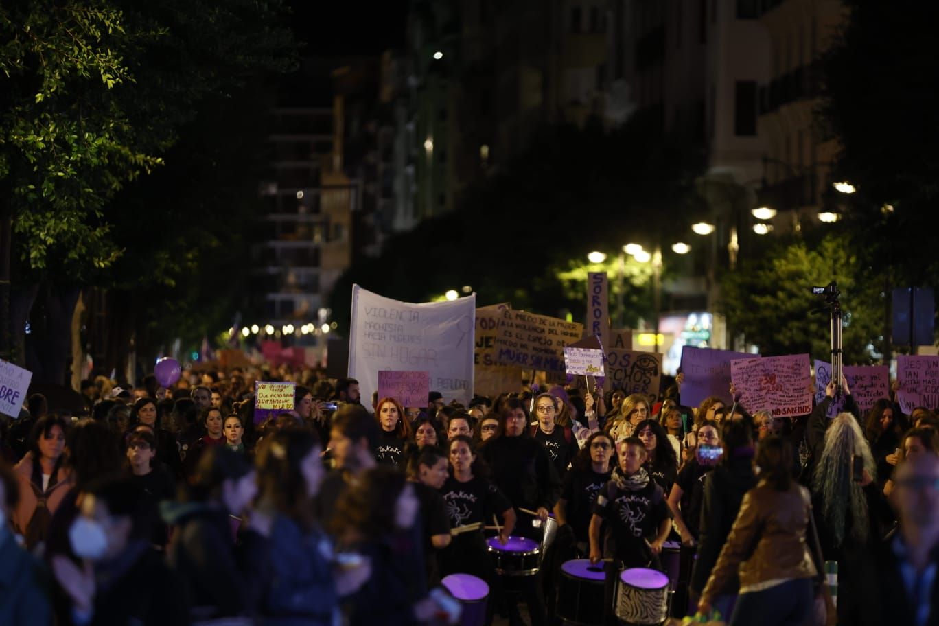 València se tiñe de morado en la lucha contra la violencia machista