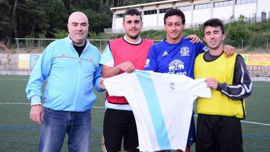 El presidente del Cruceiro junto a los tres nuevos fichajes. // G. Núñez