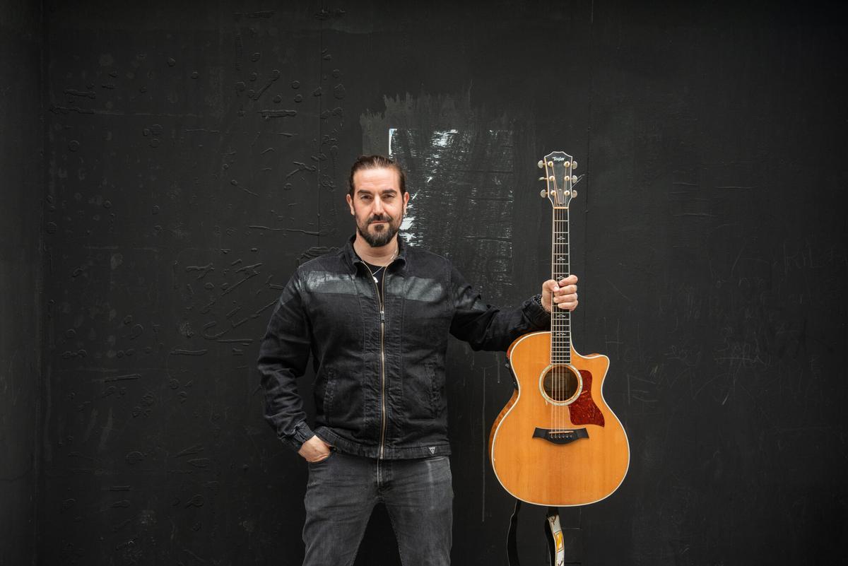 El cantautor gallego, Andrés Suárez, posa con su guitarra