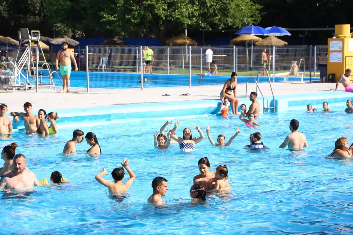 Varias peronas se dan un chapuzón en una piscina de Córdoba durante el pasado verano.