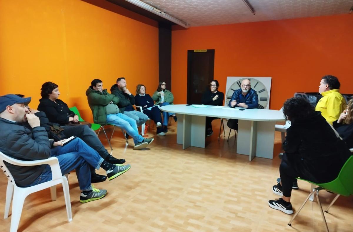 Imagen del encuentro organizativo entre los hosteleros con el concejal Óscar Durán. |