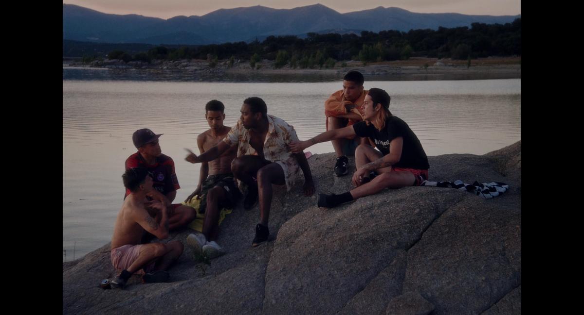 Los amigos, en el pantano.