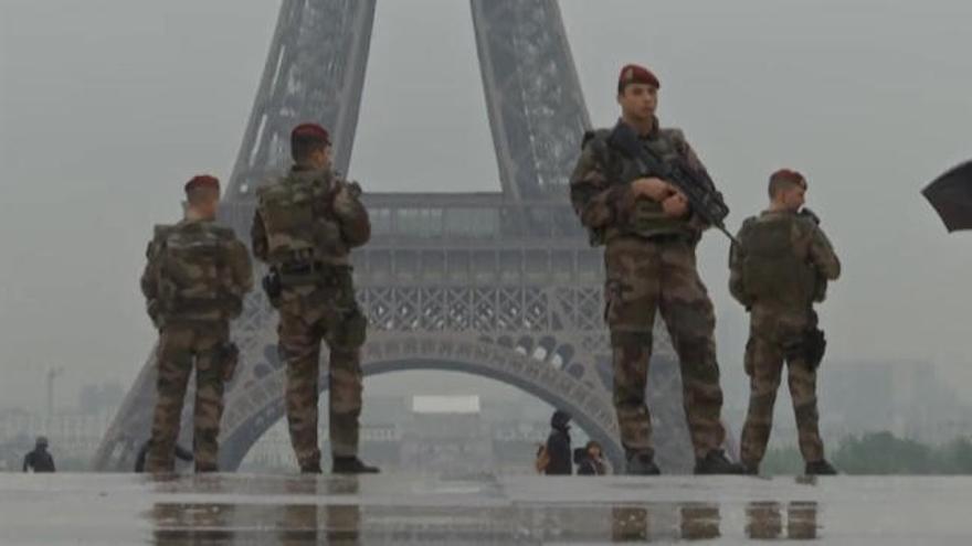 Un soldado francés es atacado por un hombre armado con un cuchillo