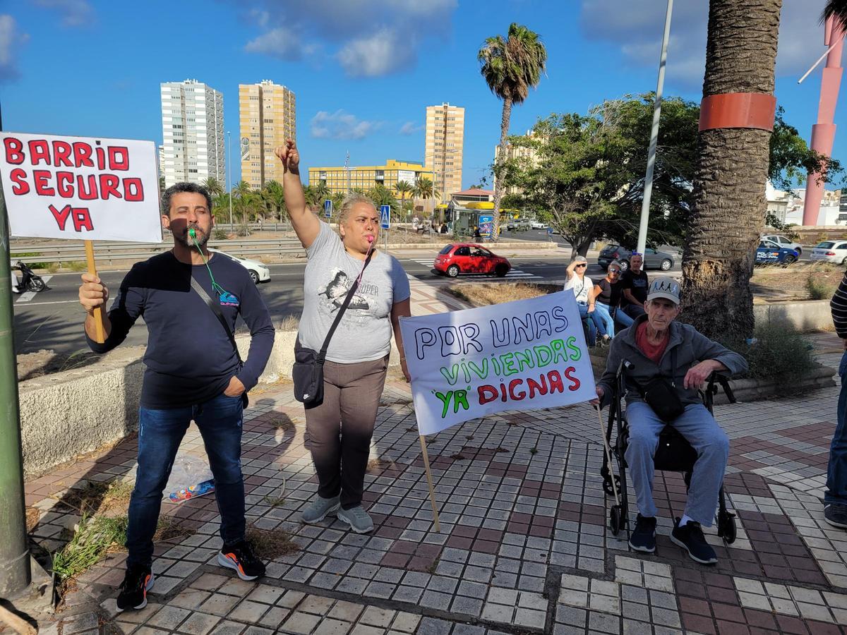 Manifestación en La Feria por la rehabilitación de tres edificios de protección oficial.
