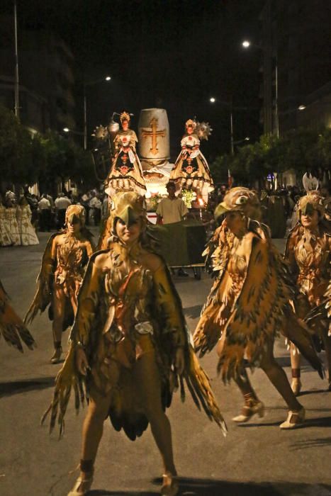 Las cuatro comparsas del bando de la cruz protagonizan un espectacular desfile por las calles del municipio