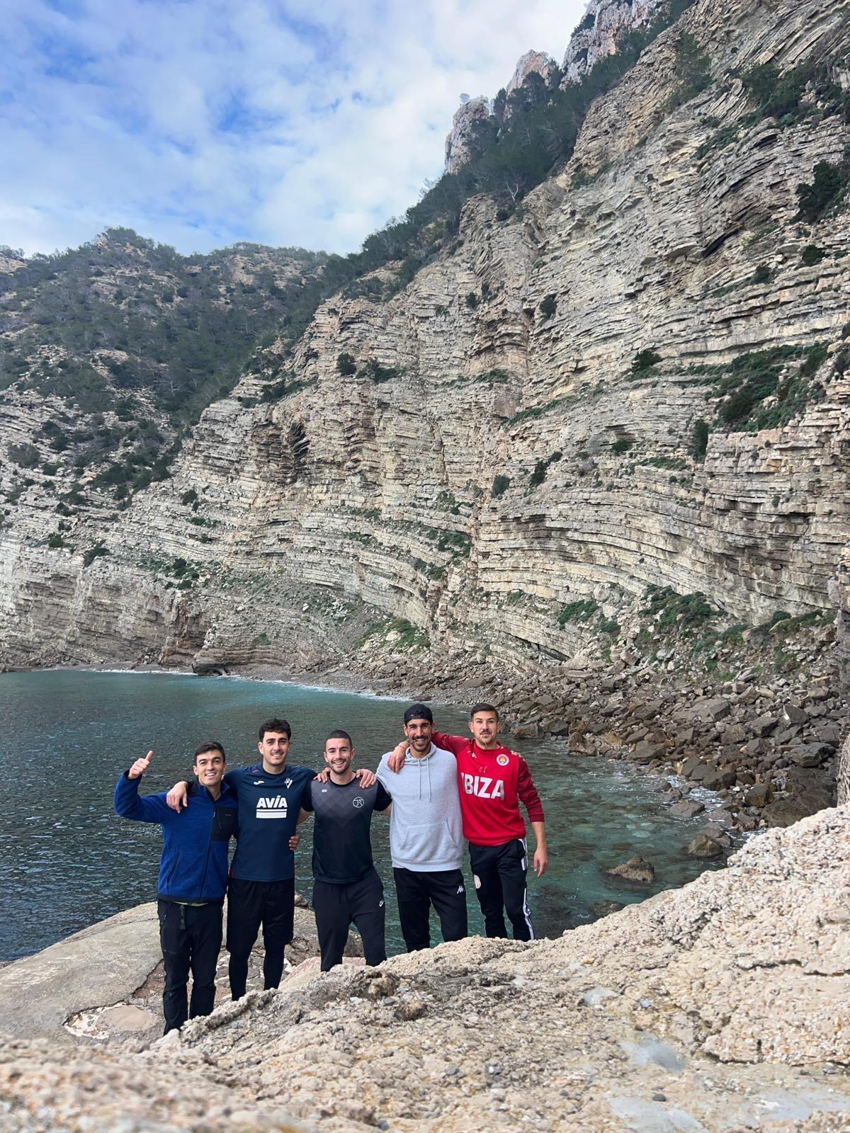 Diego Jiménez con amigos tras una ruta hasta ses Balandres, en la zona de Santa Agnès.