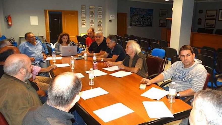 Miembros de la nueva Asociación Piueiro en una de las reuniones diarias. // D.B.M.