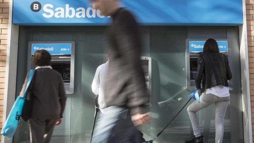 Aumentan las agresiones a los empleados de los bancos en Alicante: el Sabadell prepara un protocolo para proteger a su plantilla