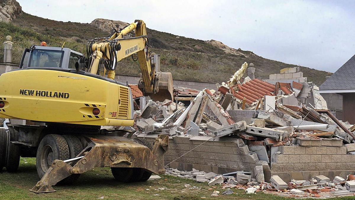 Demolición de una vivienda, en 2015, declarada ilegal en O Portiño de Suevos.   | // VÍCTOR ECHAVE