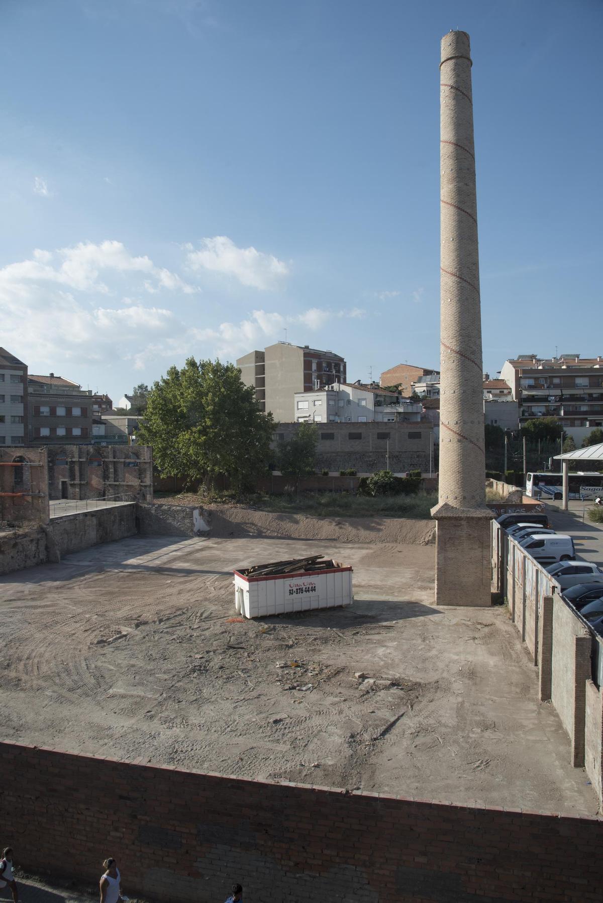 La xemeneia de l'antiga Alcoholera Manresana al solar on s'han aixecat els pisos