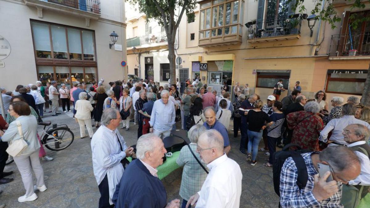 Decenas de personas llenaron ayer la plaza Mercadal. | MANU MIELNIEZUK