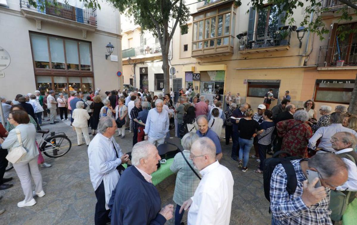 Decenas de personas llenaron ayer la plaza Mercadal. | MANU MIELNIEZUK