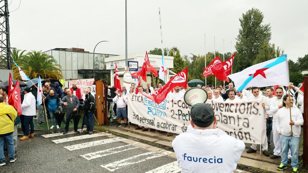 Trabajadores Madera Fiber protestan ante la planta en O Porriño.