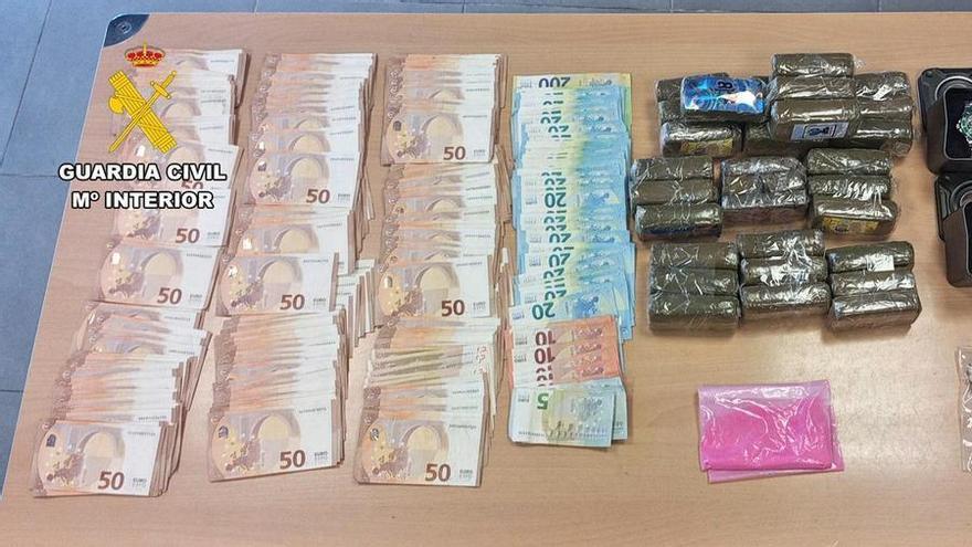 con tres kilos de hachís en el doble fondo de un coche en Calvià