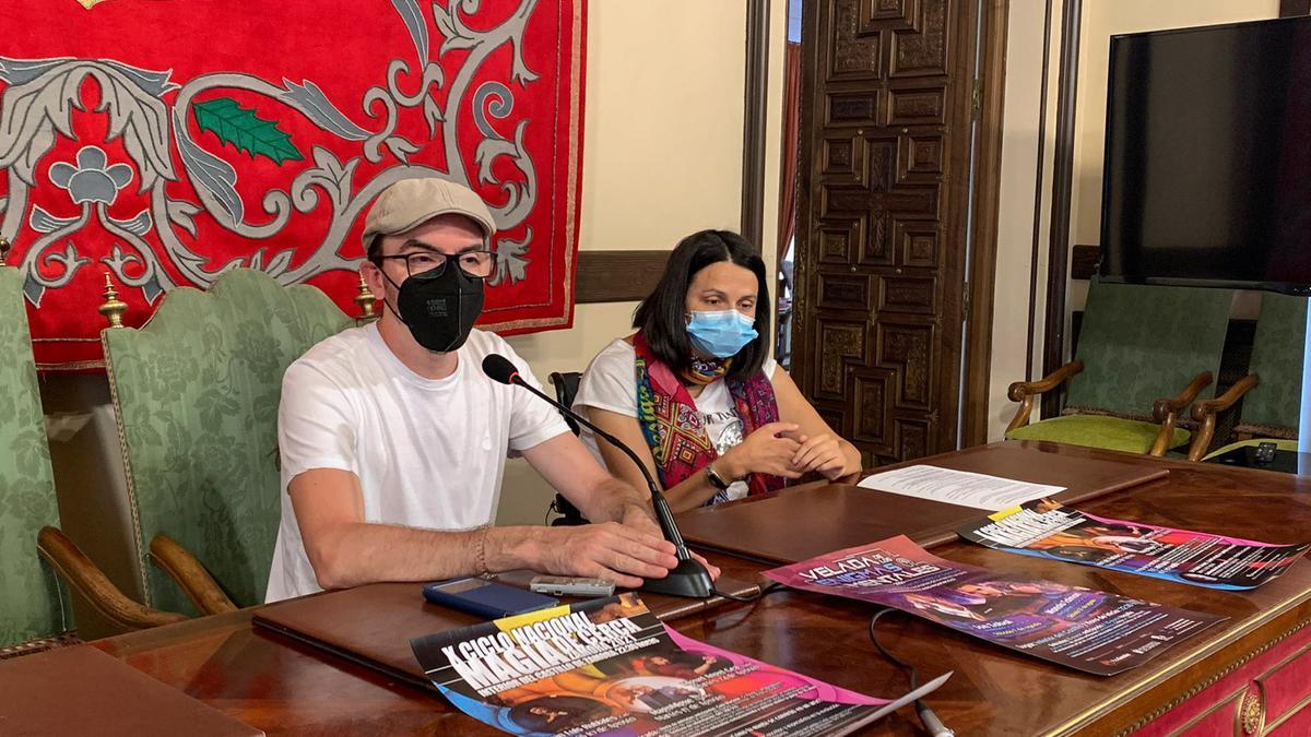 La concejala María Eugenia Cabezas y el mago Paco González durante la presentación