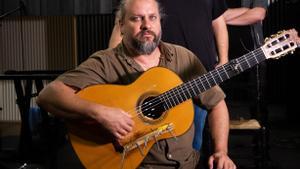 Raúl Cantizano, guitarrista flamenco, posa con su ’guitarra preparada’ a la manera del ’piano preparado’ que creó John Cage.