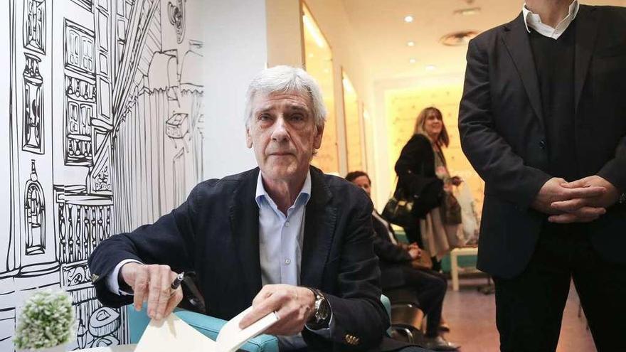 Francisco G. Orejas, firmando su libro, ayer, en Oviedo; de pie, Vicente Domínguez.