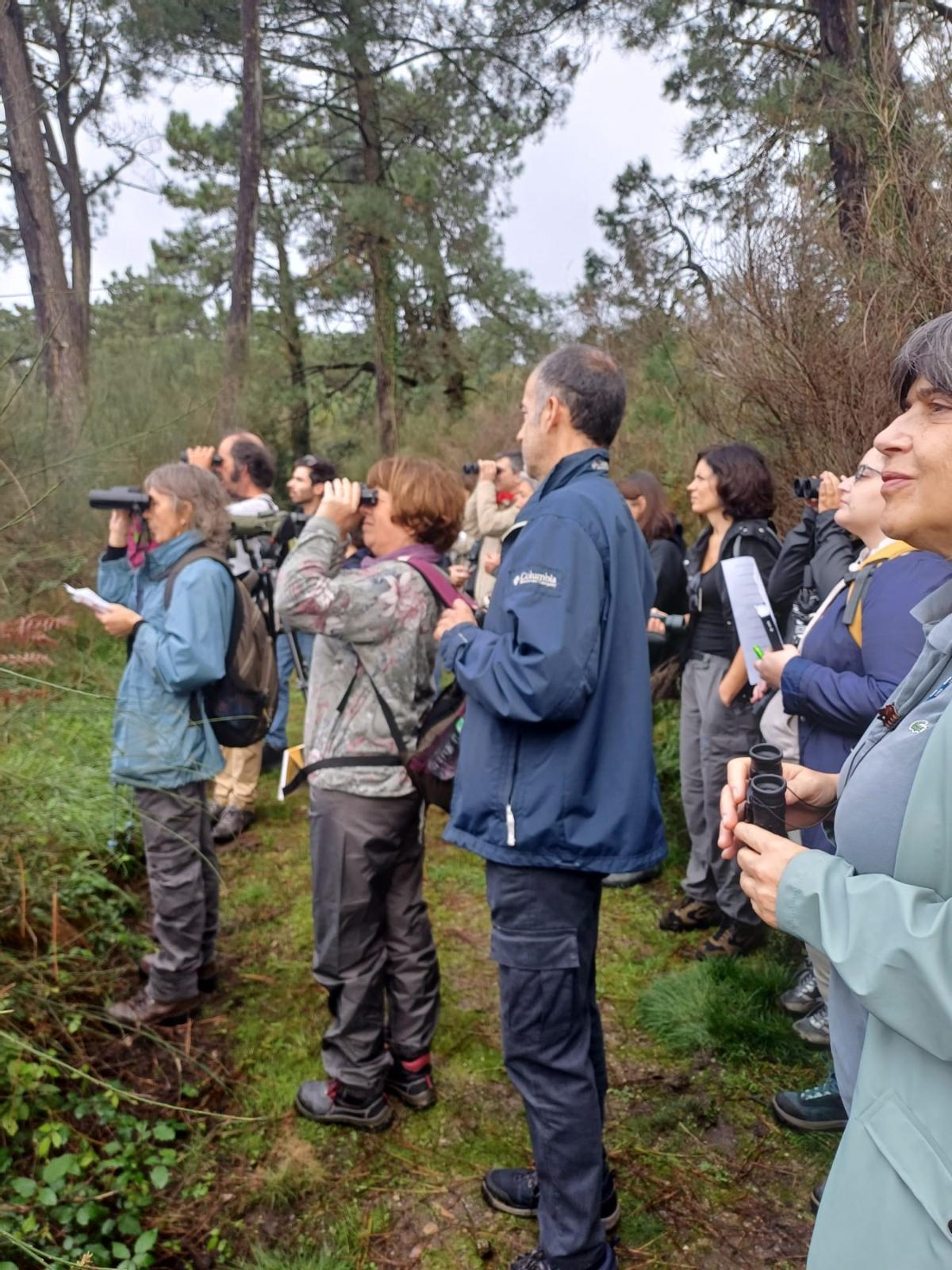 Asistentes a la visita guiada a la isla de Cortegada para disfrutar de su flora y su fauna.