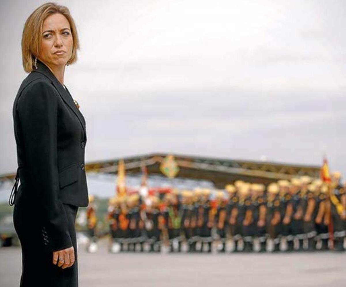 La ministra de Defensa,Carme Chacón, passa revista a la Unitat Militar d’Emergències a Torrejón de Ardoz, el dia 7 d’octubre. JOSÉ LUIS ROCA La ministra de Defensa,Carme Chacón, passa revista a la Unitat Militar d’Emergències a Torrejón de Ardoz, el dia 7 d’octubre. JOSÉ LUIS ROCA