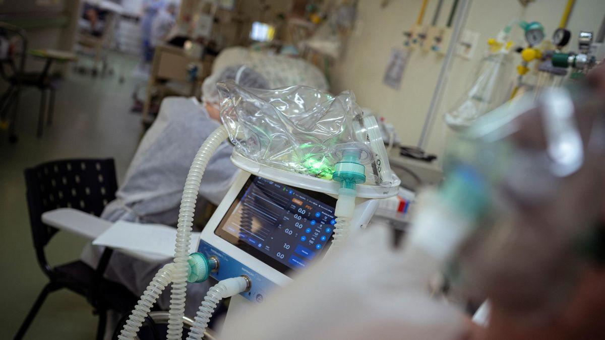 Un paciente de covid en la UVI de un hospital.