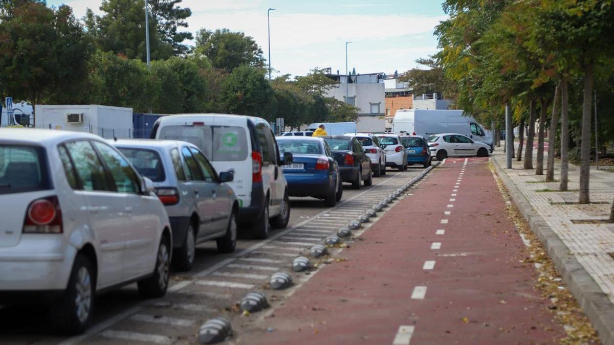 Hilera de vehículos estacionados junto a uno de los tramos del carril bici de la calle Hermanos Vidarte, en Ronda Norte.