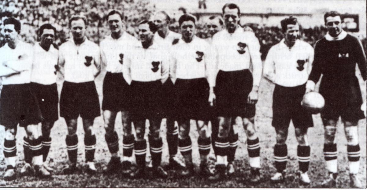 Bican, el cuarto por la derecha, con la selección austriaca en el Mundial de 1934.