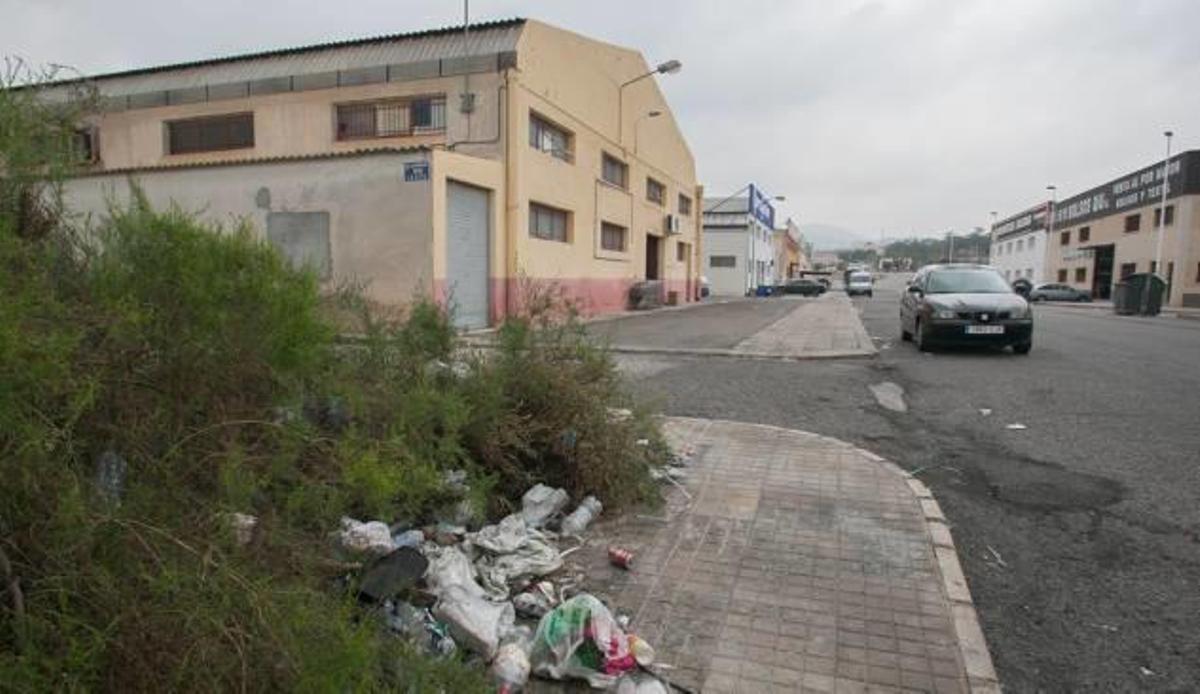 El polígono del Boch de Crevillent, con suciedad acumulada en su entorno.