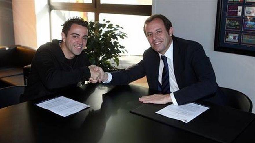 Xavi firma su nuevo contrato y ya es blaugrana hasta 2016