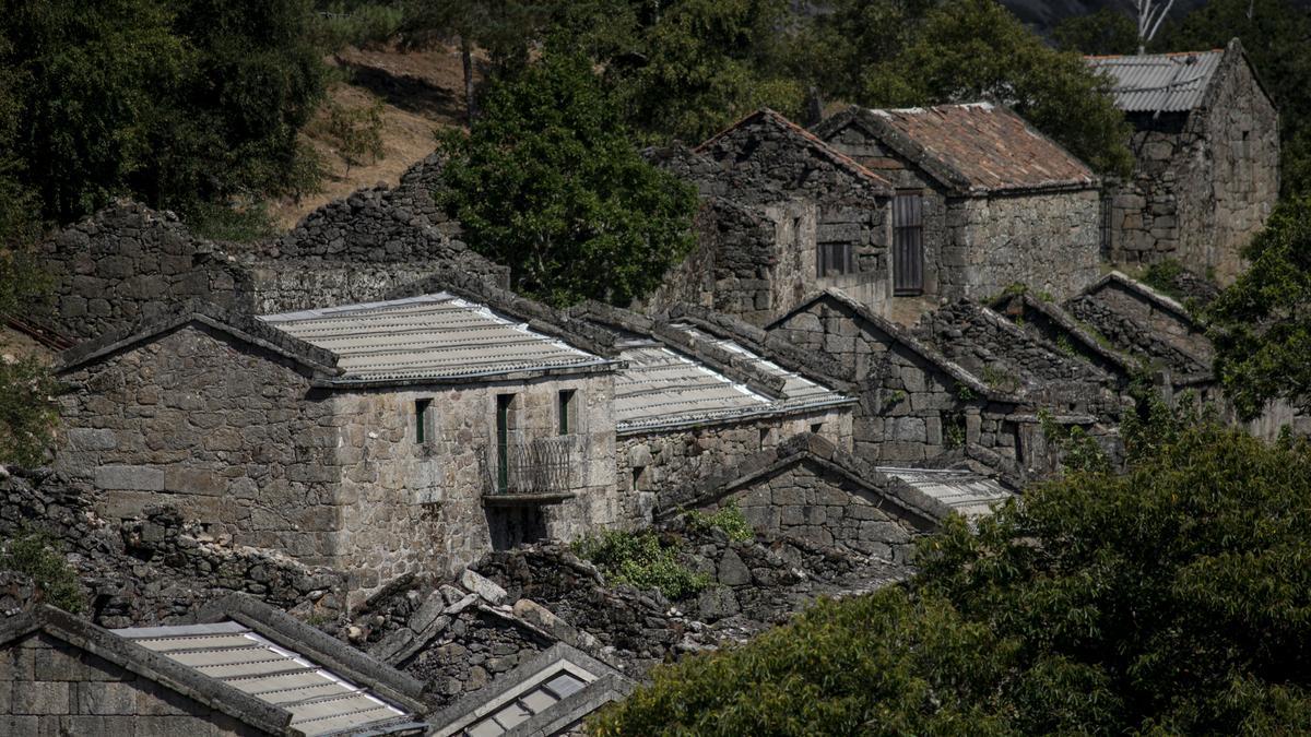 Casas rehabilitadas junto a otras en ruinas. // BRAIS LORENZO