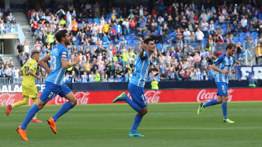 Chory Castro celebra el gol que ha levantado el ánimo malaguista pese a la malísima situación.