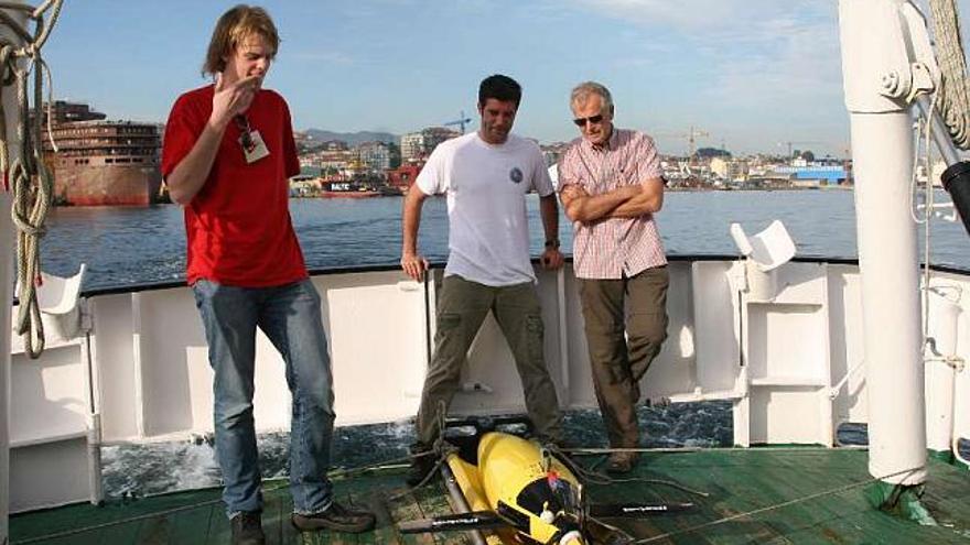 Barton (a la derecha) observa el robot en la cubierta del &#039;Mytilus&#039; antes de su lanzamiento, ayer, en Silleiro. / csic