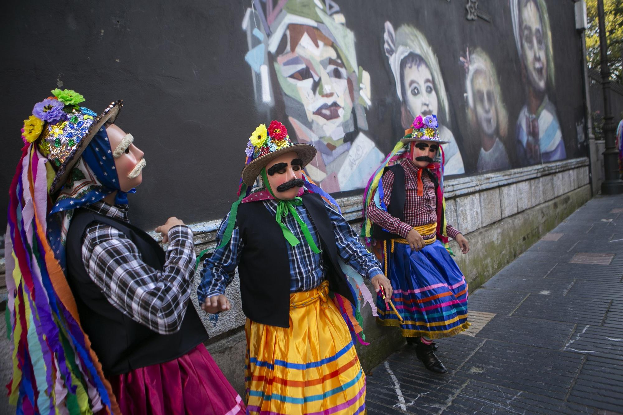 El festival de música y danzas populares llena las calles de Avilés de color