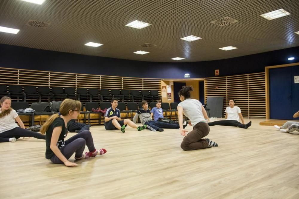 Sesión de expresión corporal en los ensayos del Joven Coro de la Fundación Princesa de Asturias