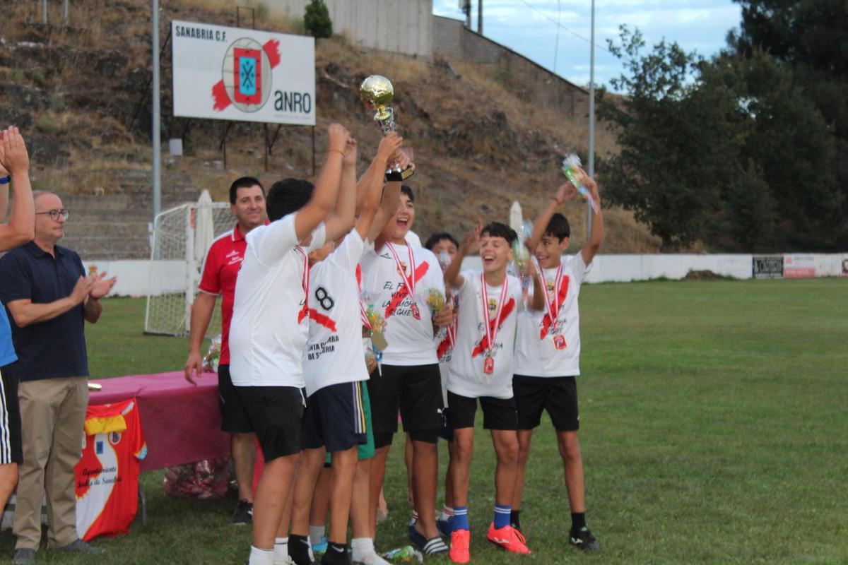 El equipo de Santa Colomba celebrando su triunfo